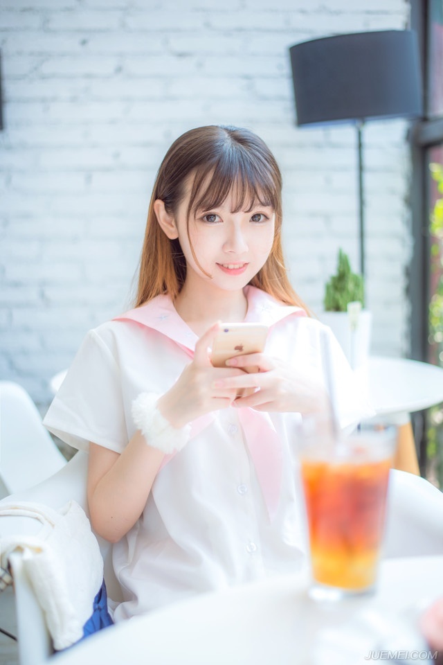 “乃老将严颜。”邓贤回答道。